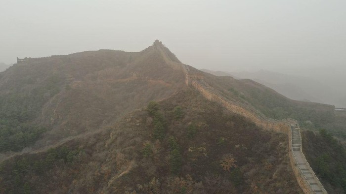 Kelabu di Tembok China Imbas Badai Pasir CHENGDE, CHINA - MARCH 22, 2023 - Aerial photo shows the Jinshanling Great Wall under Sandstorm in Chengde City, North China's Hebei Province, March 22, 2023. (Photo credit should read CFOTO/Future Publishing via Getty Images)