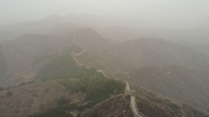 CHENGDE, CHINA - MARCH 22, 2023 - Aerial photo shows the Jinshanling Great Wall under Sandstorm in Chengde City, North China's Hebei Province, March 22, 2023. (Photo credit should read CFOTO/Future Publishing via Getty Images)
