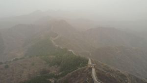 Kelabu di Tembok China Imbas Badai Pasir