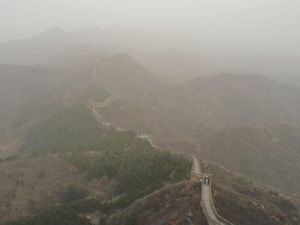 Kelabu di Tembok China Imbas Badai Pasir