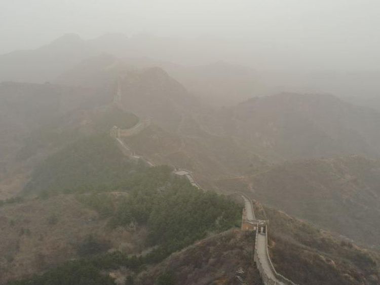 Kelabu di Tembok China Imbas Badai Pasir