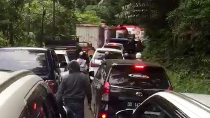Kemacetan di Jalur Camba, Jalan Poros Maros-Bone.