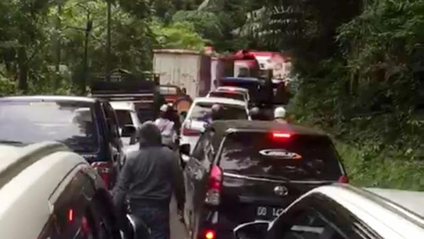 Kemacetan di Jalur Camba, Jalan Poros Maros-Bone.