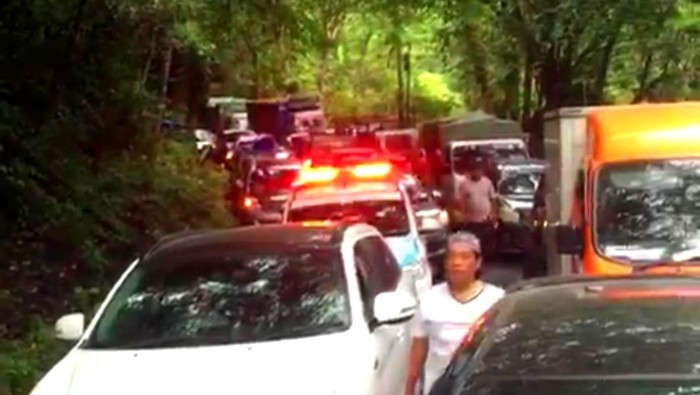 Kemacetan di Jalur Camba, Jalan Poros Maros-Bone.