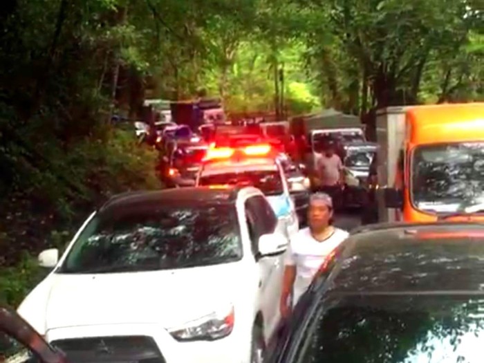 Kemacetan di Jalur Camba, Jalan Poros Maros-Bone.