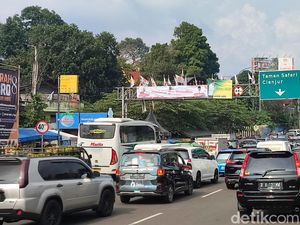 Video: Kuras Kendaraan dari Puncak, Polisi Terapkan One Way Arah Jakarta