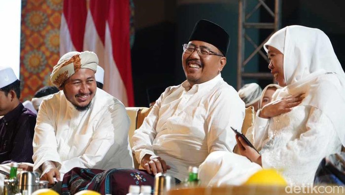 Ketua DPD Gerindra Jatim Anwar Sadad tampak berbincang akrab dengan Gubernur Khofifah di Masjid Al-Akbar Surabaya.