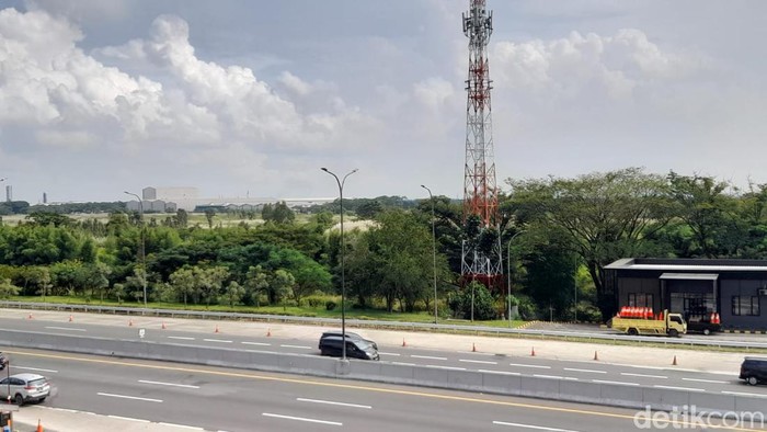 Kondisi Tol Cikampek siang ini.