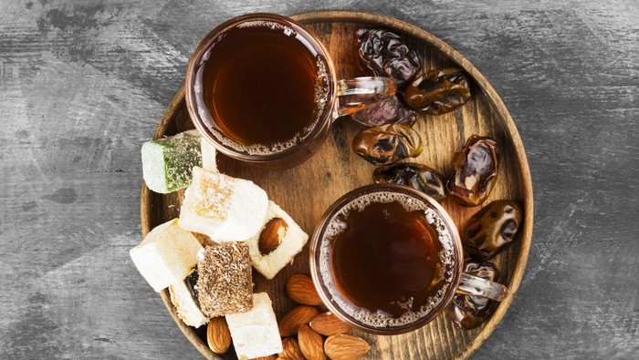 Minum kopi ditemani makan kurma