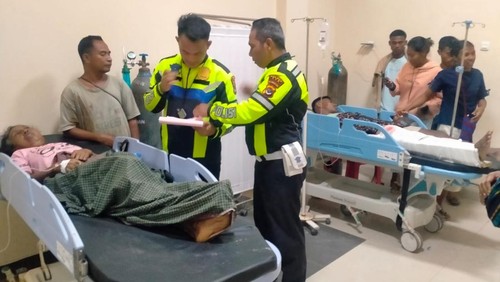 Korban kecelakaan truk pasir di Timor Tengah Selatan yang tengah menjalani perawatan.