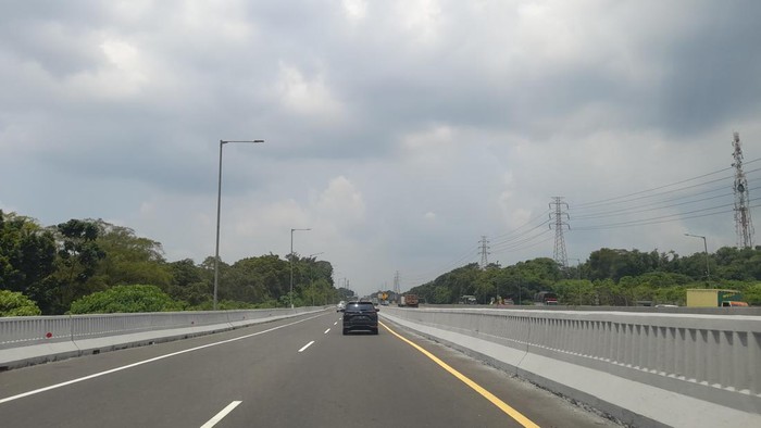 Arus lalu lintas (lalin) Jalan Tol Layang MBZ Jakarta-Cikampek lancar saat libur dan cuti bersama Hari Raya Nyepi 2023. Tidak ada penumpukan kendaraan atau kemacetan sepanjang Tol Layang MBZ arah Cikampek.