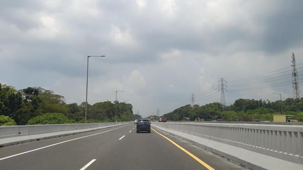 Arus lalu lintas (lalin) Jalan Tol Layang MBZ Jakarta-Cikampek lancar saat libur dan cuti bersama Hari Raya Nyepi 2023. Tidak ada penumpukan kendaraan atau kemacetan sepanjang Tol Layang MBZ arah Cikampek.
