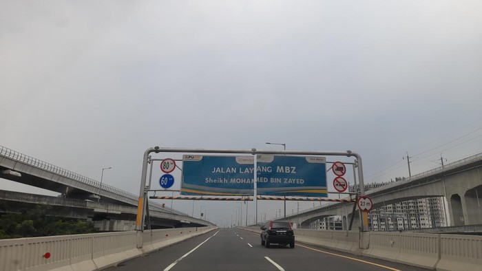Arus lalu lintas (lalin) Jalan Tol Layang MBZ Jakarta-Cikampek lancar saat libur dan cuti bersama Hari Raya Nyepi 2023. Tidak ada penumpukan kendaraan atau kemacetan sepanjang Tol Layang MBZ arah Cikampek.