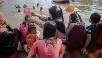 Unik, warga di bantaran Sungai Cisadane, Kota Tangerang, Banten, Selasa (21/3/2023) menggelar tradisi keramas bersama. radisi keramas bersama tersebut sebagai simbol membersihkan diri jelang Ramadhan. ANTARA FOTO/Fauzan