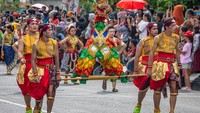 Nah, di Semarang, Jawa Tengah, warga melakukan pawai arak-arakan Dugderan, Selasa (21/3/2023). radisi pawai arak-arakan Dugderan untuk menyambut bulan suci Ramadhan dengan berkeliling Kota Semarang yang dimeriahkan berbagai kesenian itu kembali dilaksanakan setelah tiga tahun ditiadakan akibat pandemi COVID-19. ANTARA FOTO/Aji Styawan