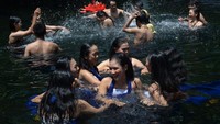 Di Boyolali, Jawa Tengah, warga melakukan berenang dalam ritual Padusan di Umbul Ngabean, Banyudono, Selasa (21/3/2023). Kegiatan itu dilakukan untuk membersihkan diri dalam menyambut Bulan Suci Ramadhan 1444 Hijriah. ANTARA FOTO/Aloysius Jarot Nugroho