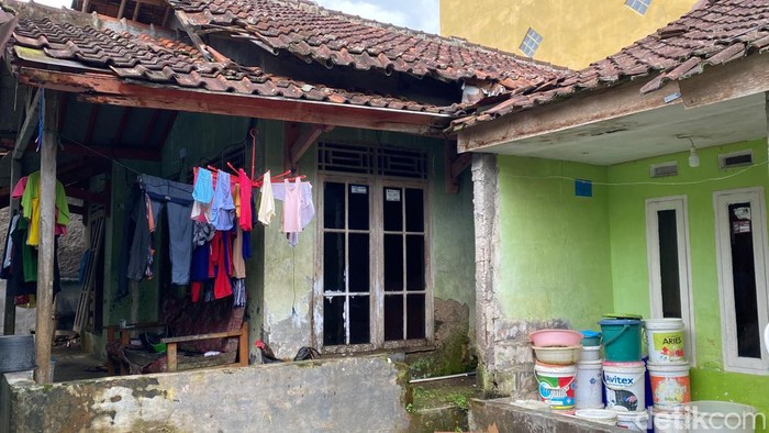 Lingkungan tempat tinggal Emon di Sukabumi