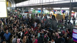 Serunya Maliq & DEssentials Manggung di Stasiun KRL