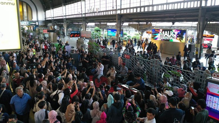 Maliq & DEssentials manggung di stasiun KRL.