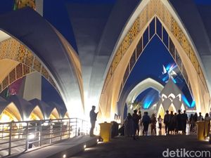 Jemaah Mulai Berdatangan ke Masjid Raya Al Jabbar