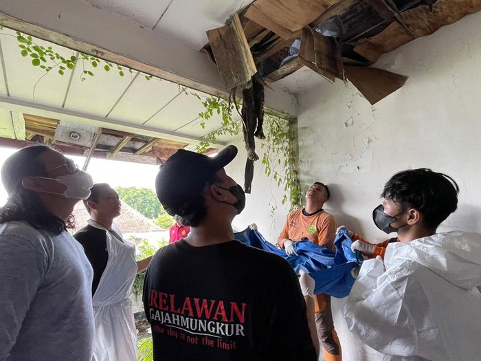 Mayat pria membusuk ditemukan di plafon rumah kosong di Kota Semarang, Rabu (22/3/2023).