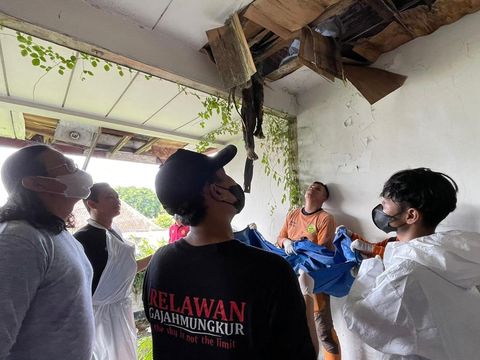 Mayat pria membusuk ditemukan di plafon rumah kosong di Kota Semarang, Rabu (22/3/2023).