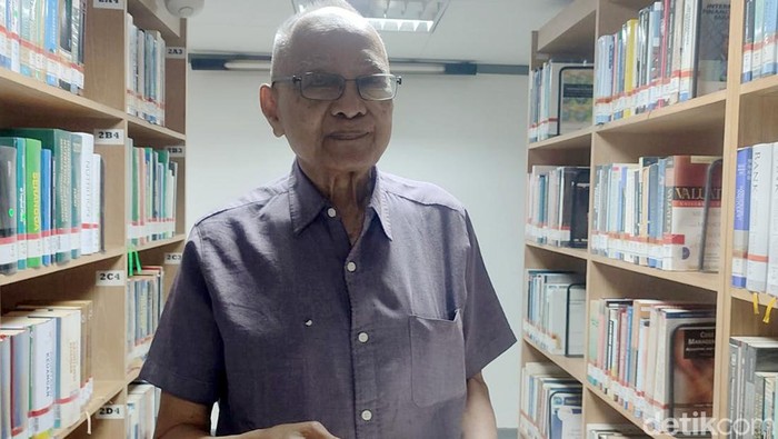 Mayjen TNI (Purn) Samsudin di Perpustakaan Universitas Trilogi