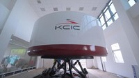 Simulator ini juga memiliki hidrolik pada bagian bawahnya untuk mensimulasikan gerakan dan getaran yang akan dirasakan oleh para masinis KCJB nantinya.
