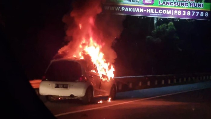 Mobil terbakar di sekitar exit Tol Sentul Selatan, Bogor (dok. Istimewaa)
