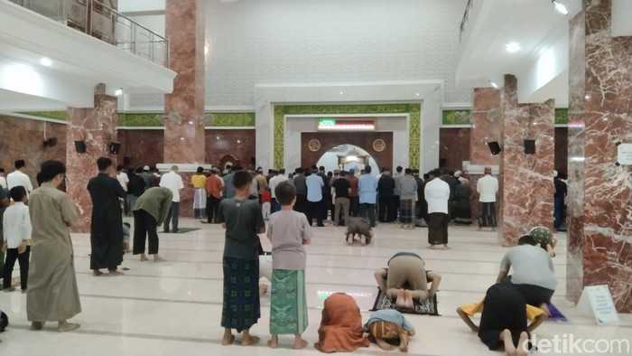 Momen salat tarawih pertama di Masjid Agung Majalengka, Rabu (22/3/2023).