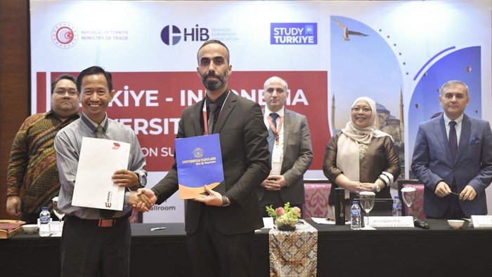 Momen Universitas Turki dan Indonesia Jalin Kemitraan Internasional di Jakarta Dalam meningkatkan kualitas pendidikan, sebanyak 18 perguruan tinggi di Turki dan 19 perguruan tinggi di Indonesia menjalin kemitraan Internasional, di Jakarta. Berikut momennya.