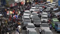 Sejumlah pengendara melintas di jalur wisata Puncak yang terpantau padat di Cisarua, Kabupaten Bogor, Jawa Barat, Rabu (22/3/2023).