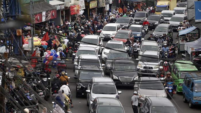 Padatnya Kendaraan di Jalur Puncak Bogor Saat Libur Nyepi Sejumlah pengendara melintas di jalur wisata Puncak yang terpantau padat di Gadog, Kabupaten Bogor, Jawa Barat, Rabu (22/3/2023). Polres Bogor memberlakukan rekayasa lalu lintas sistem satu arah pada libur Hari Raya Nyepi serta cuti bersama jelang Ramadhan untuk mengurai kepadatan kendaraan di jalur wisata Puncak. ANTARA FOTO/Yulius Satria Wijaya/hp.