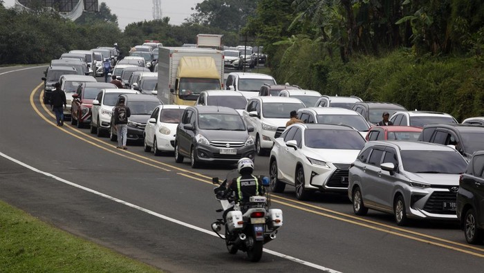 Sejumlah pengendara melintas di jalur wisata Puncak yang terpantau padat di Gadog, Kabupaten Bogor, Jawa Barat, Rabu (22/3/2023). Polres Bogor memberlakukan rekayasa lalu lintas sistem satu arah pada libur Hari Raya Nyepi serta cuti bersama jelang Ramadhan untuk mengurai kepadatan kendaraan di jalur wisata Puncak. ANTARA FOTO/Yulius Satria Wijaya/hp.