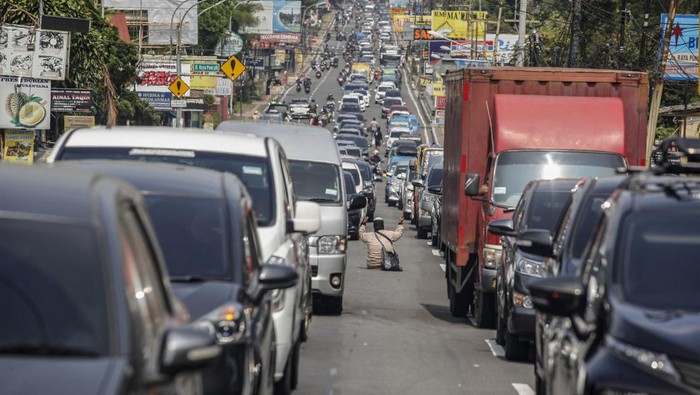 Padatnya Kendaraan di Jalur Puncak Bogor Saat Libur Nyepi Sejumlah pengendara melintas di jalur wisata Puncak yang terpantau padat di Gadog, Kabupaten Bogor, Jawa Barat, Rabu (22/3/2023). Polres Bogor memberlakukan rekayasa lalu lintas sistem satu arah pada libur Hari Raya Nyepi serta cuti bersama jelang Ramadhan untuk mengurai kepadatan kendaraan di jalur wisata Puncak. ANTARA FOTO/Yulius Satria Wijaya/hp.