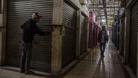 Pasar tersebut ditutup untuk sementara atas inisiatif dari para pedagang terkait adanya larangan dari pemerintah terhadap aktivitas perdagangan pakaian bekas impor.