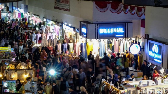 Pasar Tanah Abang Rame Banget, Busana Muslim Laris Manis Pasar Tanah Abang ramai pengunjung pada libur Nyepi 2023 dan menjelang puasa Ramadhan. Busana Muslim/muslimah laris manis diserbu warga.