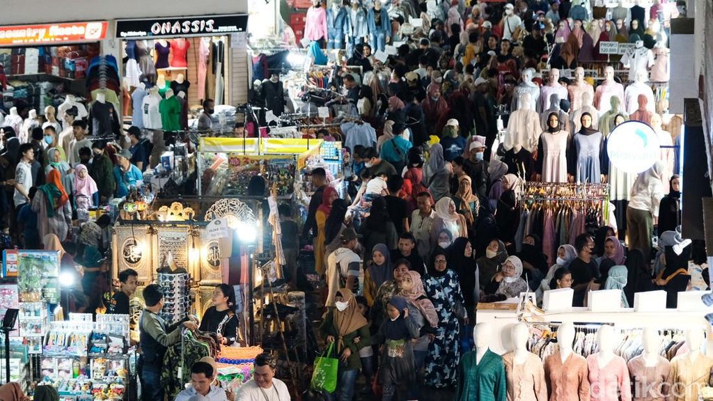 Pasar Tanah Abang Rame Banget, Busana Muslim Laris Manis