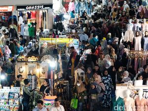 Pasar Tanah Abang Rame Banget, Busana Muslim Laris Manis