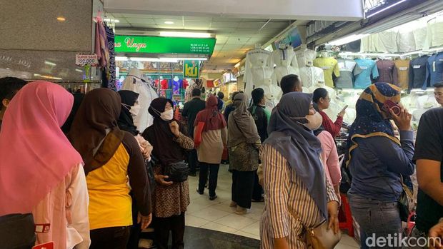 Suasana Pasar Tanah Abang, Jakarta Pusat Rabu (22/3/2023).