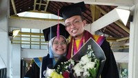 Dr Suhartono, SIP MPP dari Fakultas Ilmu Administrasi (FIA) dan Dr Anna Armeini Rangkuti SPsi MSi dari Fakultas Psikologi (FPsi) dikabarkan diwisuda doktoral bersamaan pada Wisuda Semester Gasal Tahun Akademik 2022/2023 di Balairung UI, Kampus Depok pada Jumat (10/3/2023) lalu. Saat menjalani studi doktoral, tipsnya manajemen waktu, menyeimbangkan kewajiban, menikmati kebersamaan dan tetap semangat. (Dokumentasi UI)