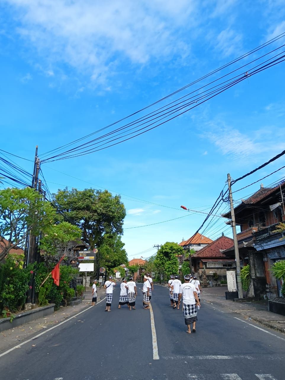 Pecalang Banjar Adat Celuk, Kecamatan Sukawati, Kabupaten Gianyar, Bali, berkeliling mengamankan wilayahnya saat Nyepi, Rabu (22/3/2023).