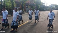 Sama seperti pecalang di Desa Tuban dan wilayah lain, pecalang Banjar Adat Celuk, Kecamatan Sukawati, Gianyar, juga terlihat berkeliling desa. Foto: Istimewa