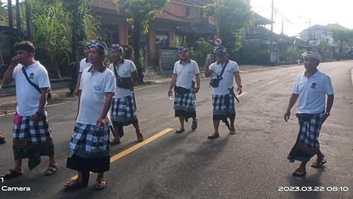 Pecalang Banjar Adat Celuk, Kecamatan Sukawati, Kabupaten Gianyar, Bali, berkeliling mengamankan wilayahnya saat Nyepi, Rabu (22/3/2023).