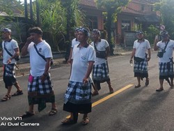 Sama seperti pecalang di Desa Tuban dan wilayah lain, pecalang Banjar Adat Celuk, Kecamatan Sukawati, Gianyar, juga terlihat berkeliling desa. Foto: Istimewa