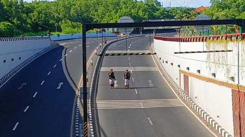 Pecalang berpatroli di underpass Jalan Bypass Ngurah Rai saat Nyepi, Rabu (22/3/2023).