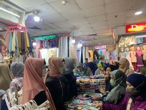 Cerita Pedagang Hijab di Tanah Abang Untung 2 Kali Lipat Jelang Ramadan