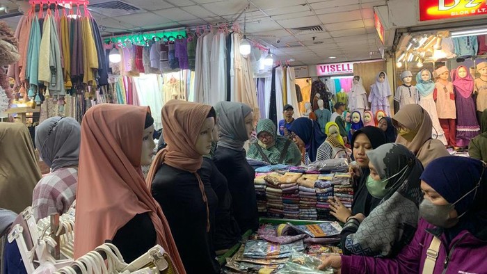 Pedagang hijab di Pasar Tanah Abang raih cuan dua kali lipat jelang Ramadhan 2023 (Mulia/detikcom)