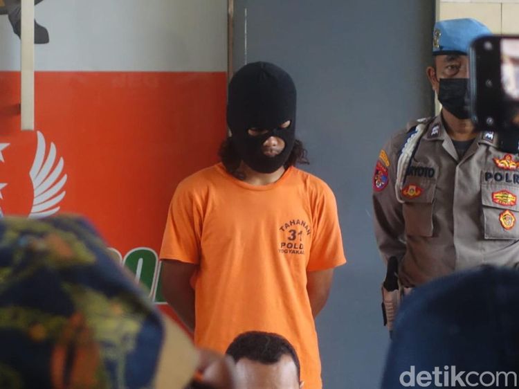 Potret Pelaku Mutilasi di Kaliurang, Berbaju Tahanan-Pakai Sebo
