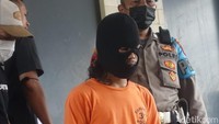 Pelaku dibekuk polisi saat bersembunyi di rumah kerabatnya di Temanggung, Jawa Tengah, Selasa (21/3). Foto: Jauh Hari Wawan S/detikJateng 
